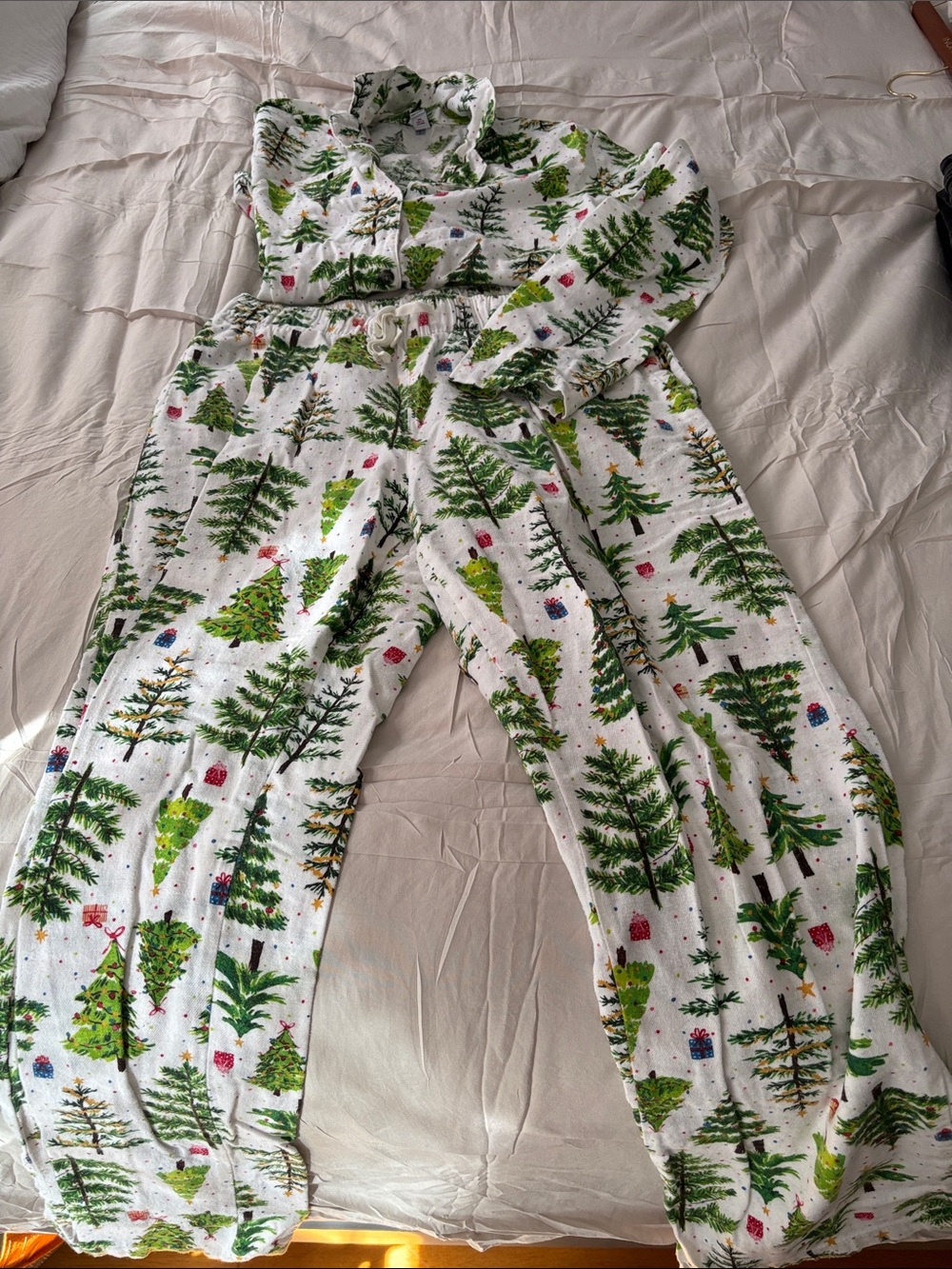 Old Navy Women’s White Holiday Tree Print Flannel pj's